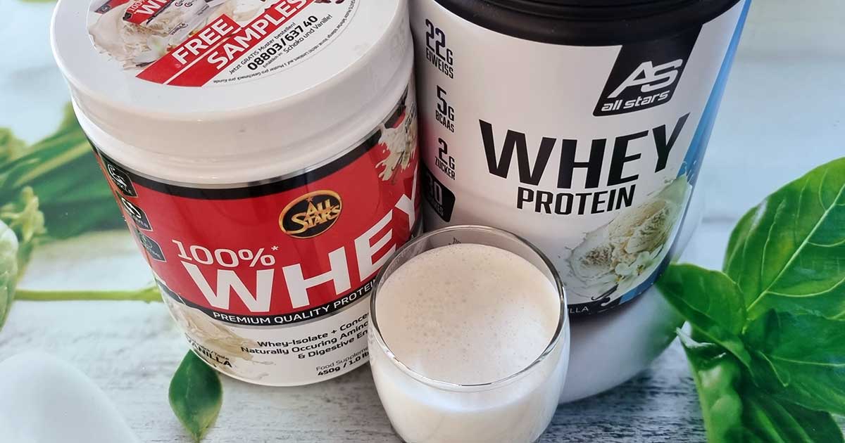 Bild zeigt All Stars 100% Whey Protein und ein Glas Proteinshake