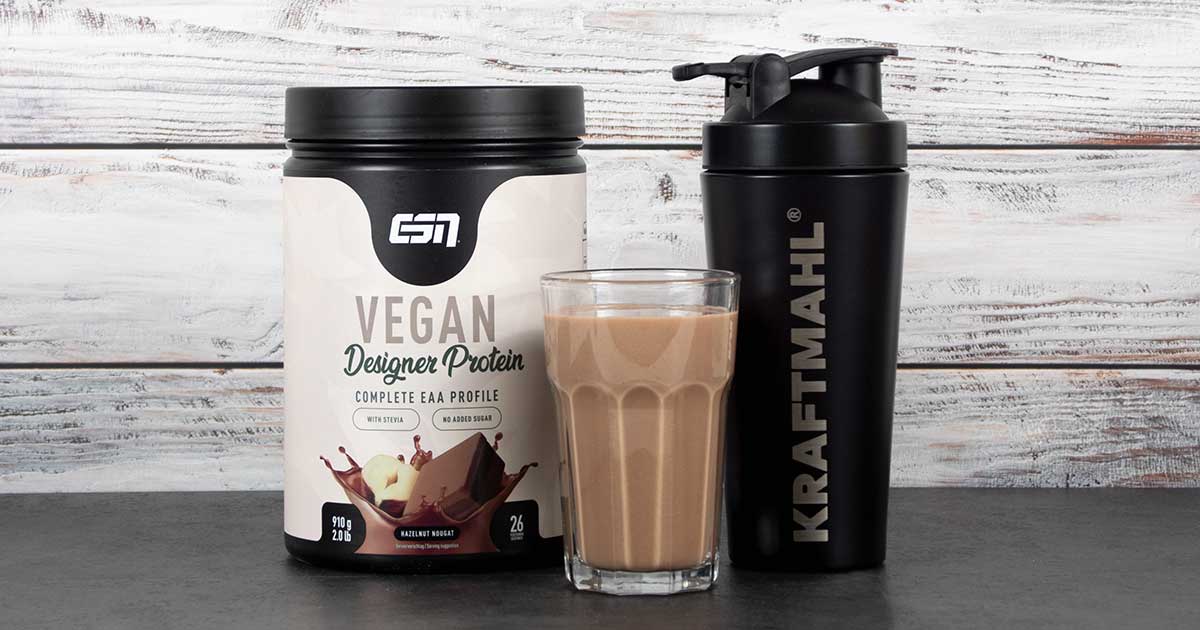 Bild zeigt ESN Vegan Designer Protein Shaker und fertig zubereiteten Shake