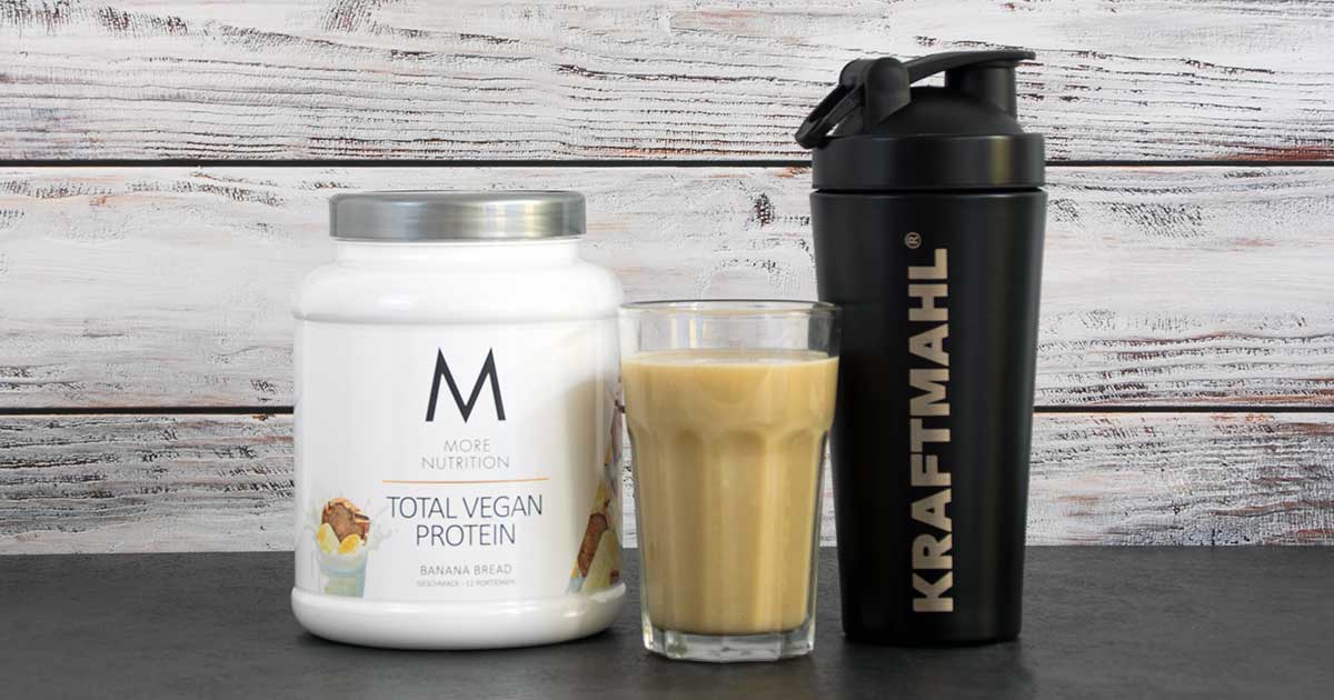 Bild zeigt More Vegan Protein und zubereiteten Shake
