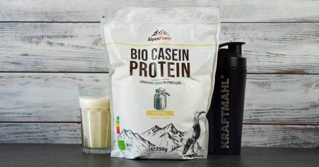 Bild zeigt Alpenpower Bio-Casein, zubereiteten Shake und Kraftmahl-Shaker