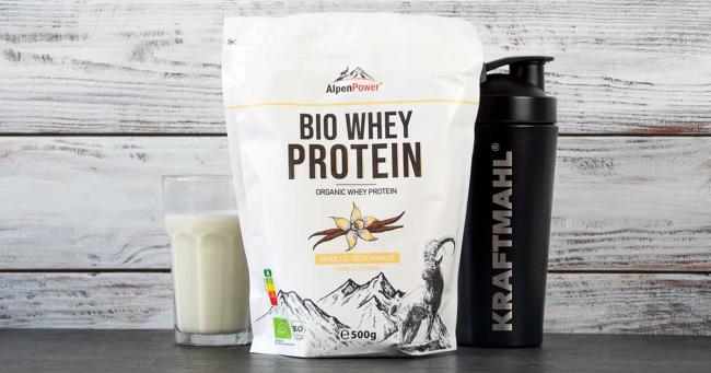 Bild zeigt Alpenpower Whey Protein und Kraftmahl-Shaker